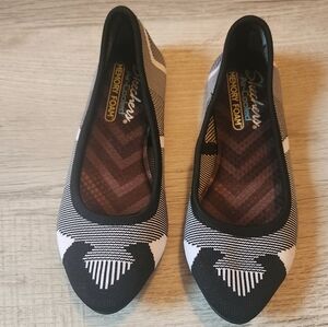 Skechers Women’ Size 7 Air Cooled Memory Foam Flats Black White Knit Pointed Toe